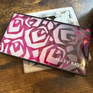 Mary Kay Rose Pattern Makeup Palette in Shades of Pink
